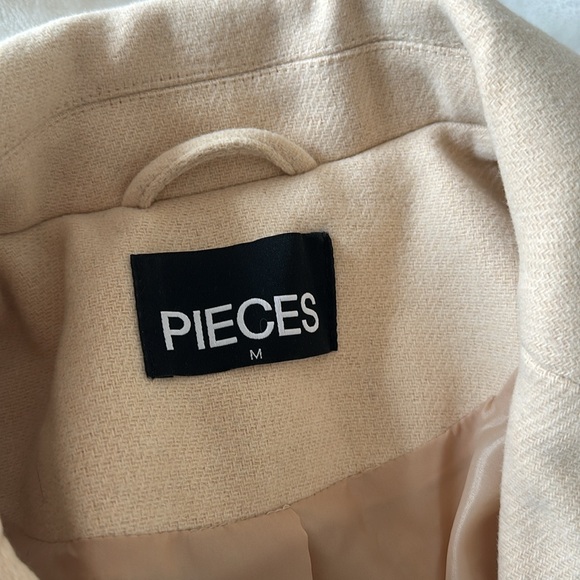 NWOT MEDIUM CREAM LONG DOUBLE LINED WOOL JACKET WITH BUTTONS AND POCKETS - Picture 3 of 4